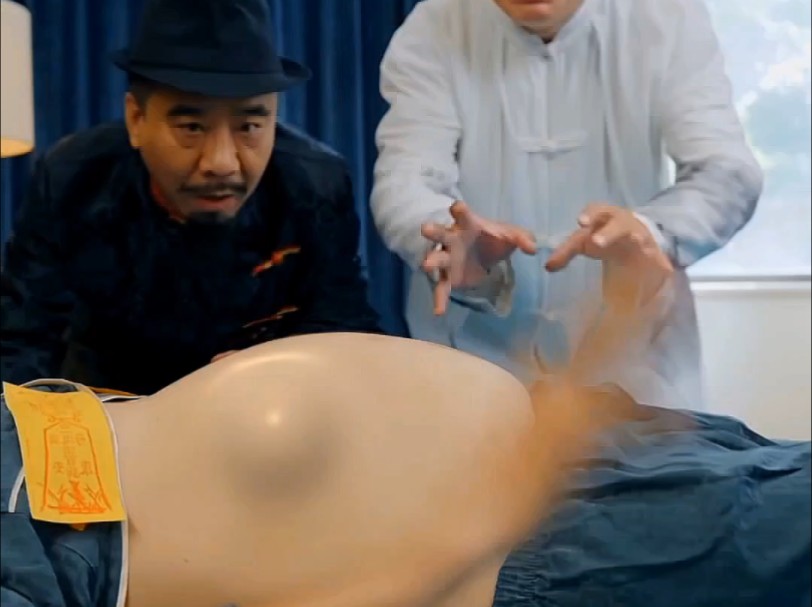 一只老鼠钻进首富的肚子里