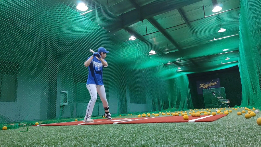 今天棒球打击练习不在状态,练练触身球训练,结果一不小心玩脱了.