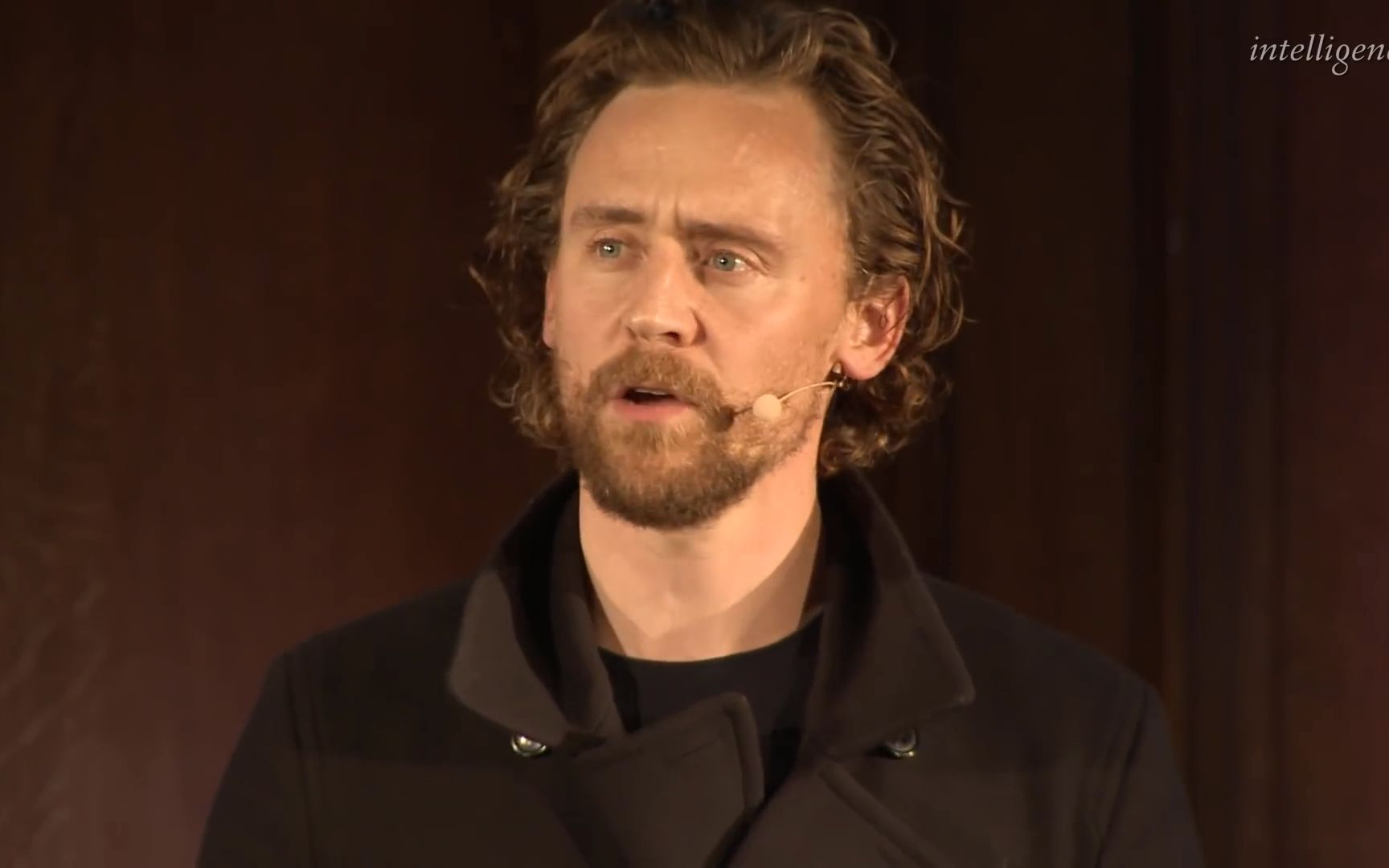 [图]Dickens vs Tolstoy featuring Tom Hiddleston and Zawe Ashton