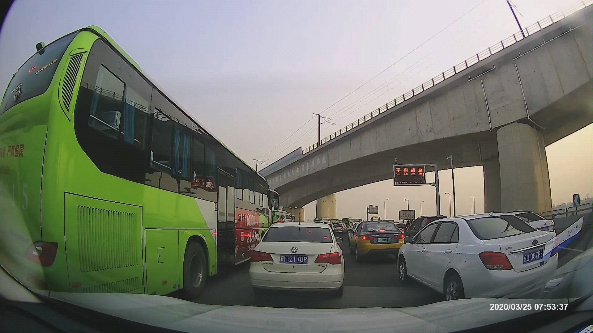 杜家坎收费站,连环事故,以及堵车,混乱的变道.