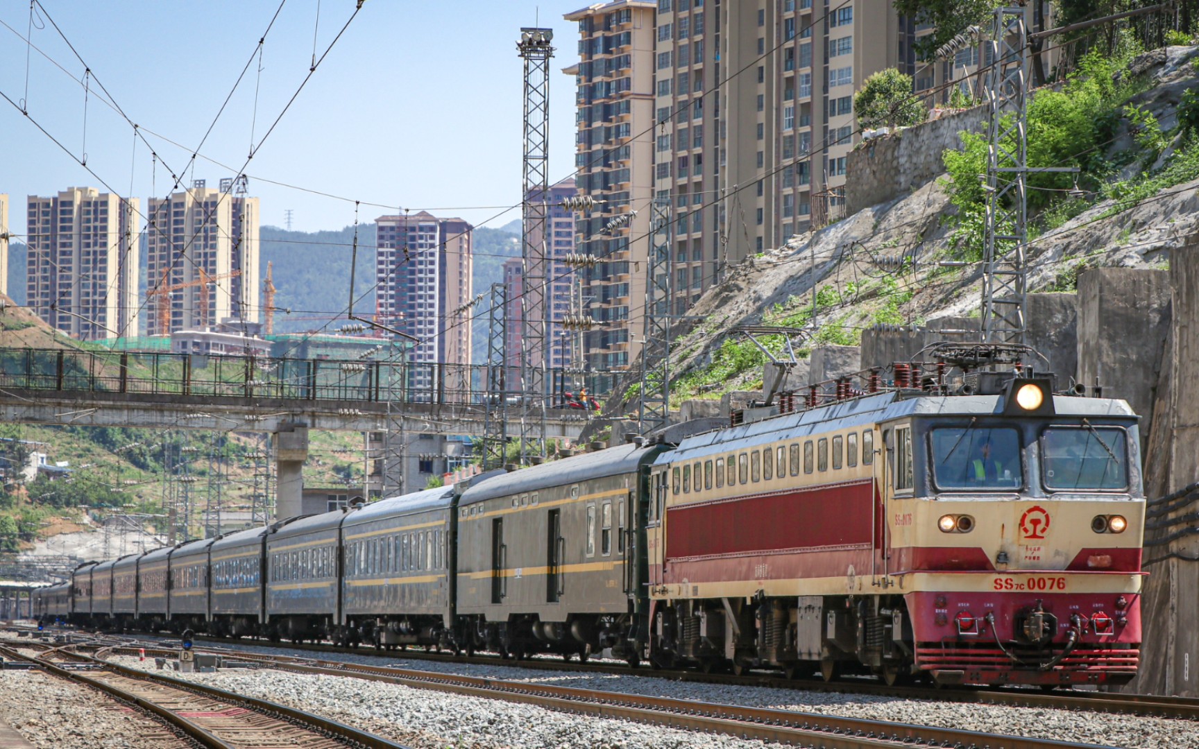 【襄渝铁路】成局重段ss7c-0076牵引"巴渝之星"t10