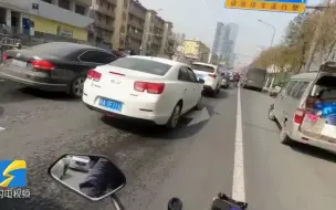 Скачать видео: 最帅的骑士！济南泉城义警骑摩托为救护车开道