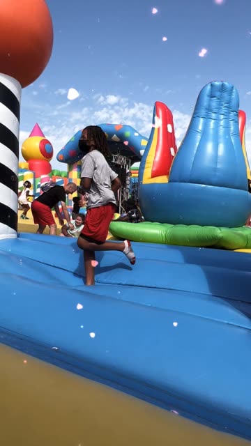 美国小镇周末的淘气堡,村里的大人孩子都来了