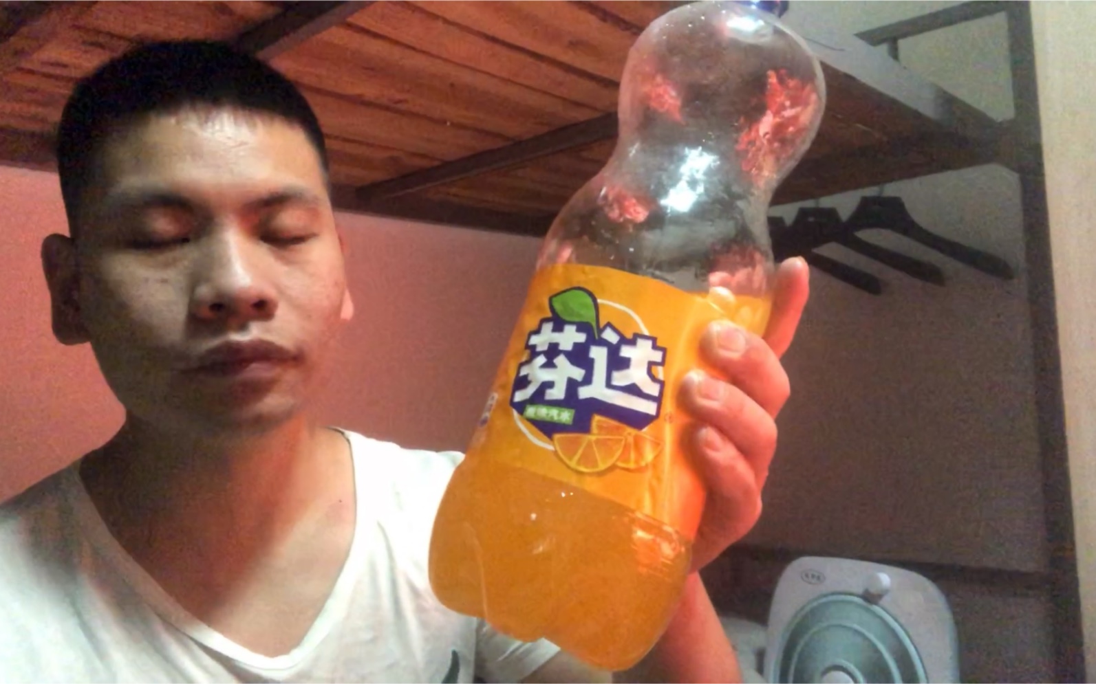 小伙子喝饮料上瘾,每天下班一口气闷一瓶芬达才睡觉