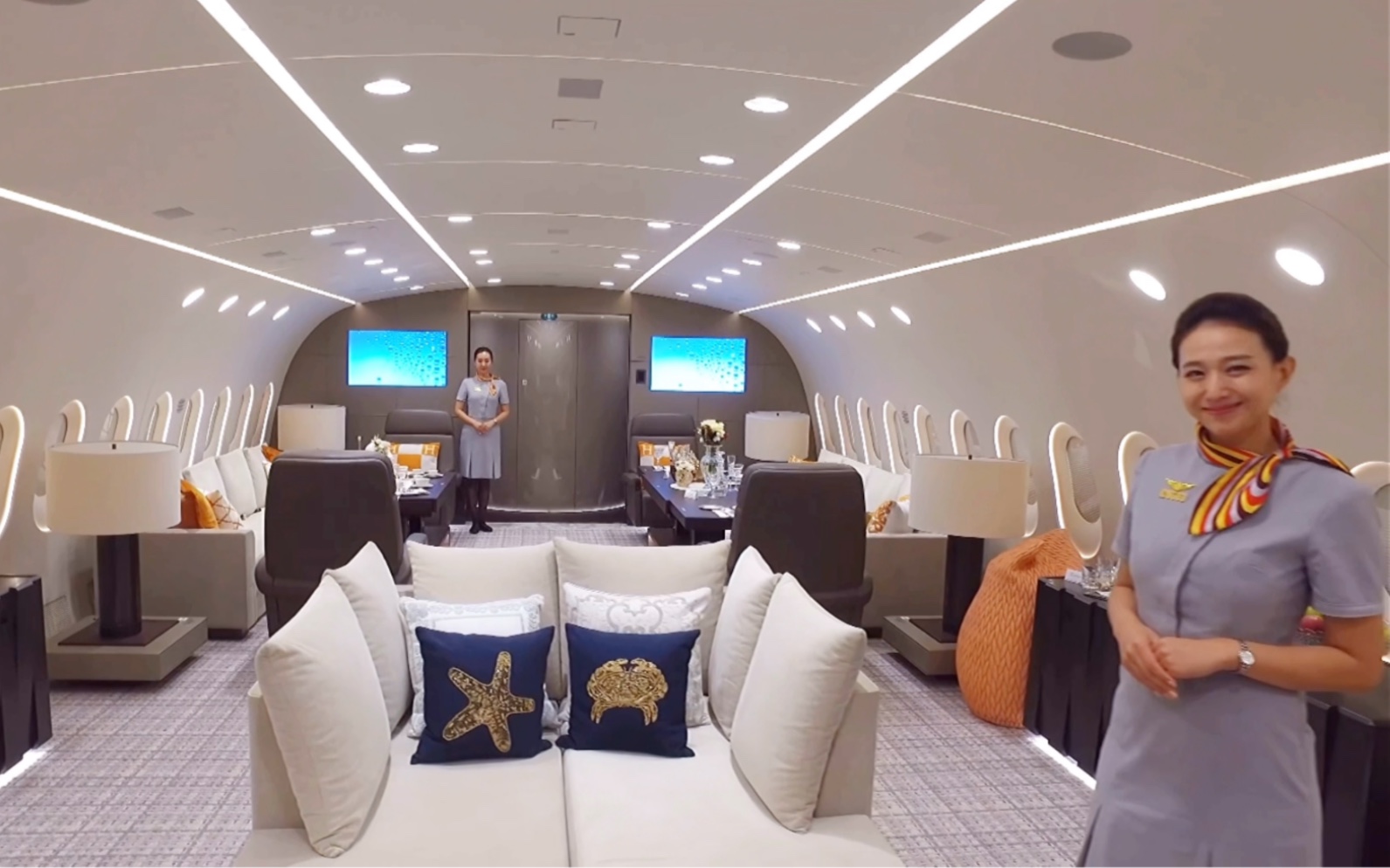 花20万包一架私人飞机是什么感觉?整个机舱就像酒店,非常奢华