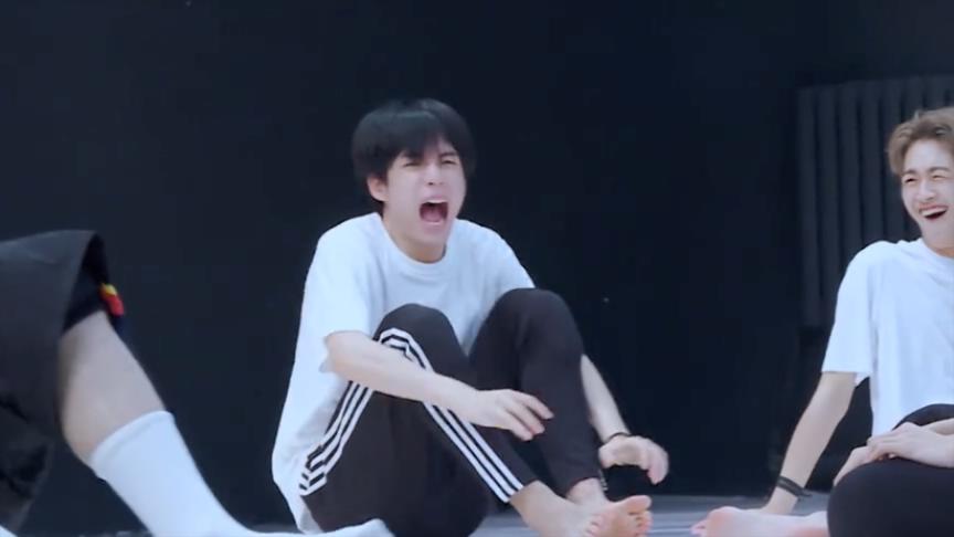 姚琛空翻成功超开心,张颜齐砸到脚疼成表情包