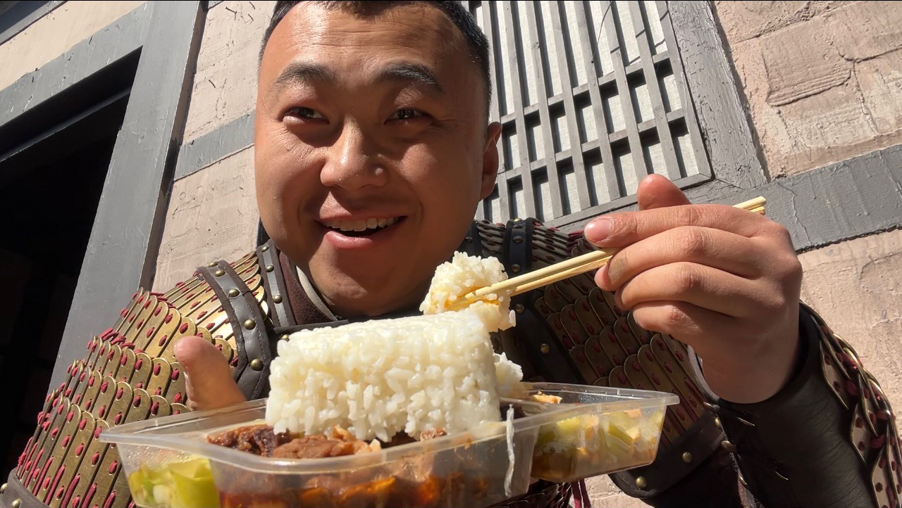 时隔2年…回到梦开始的地方!导演安排饰武将猪排盒饭真带劲!
