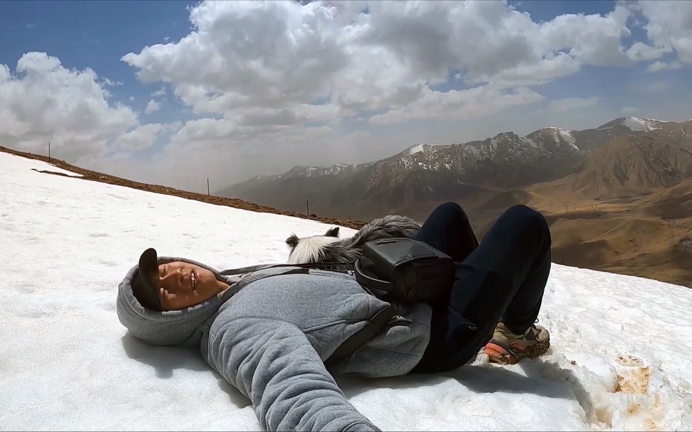 带条狗爬了五个小时雪山高海拔累得无法呼吸拍摄风景太壮观了