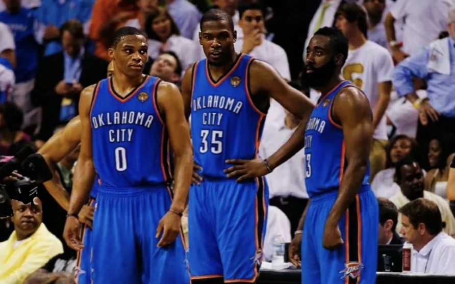 雷霆三少时隔八年再度同台竞技,这又是多少人的青春!