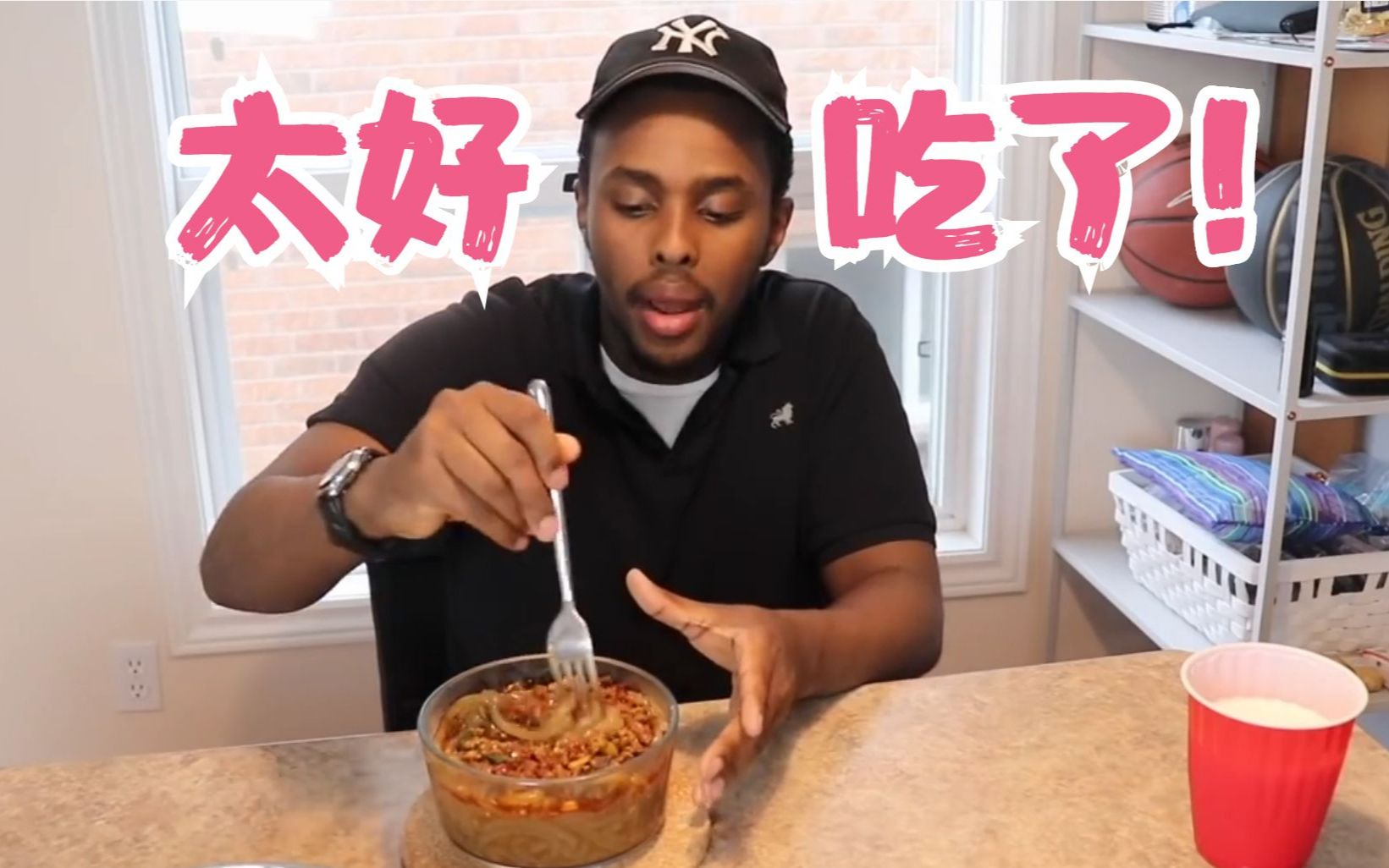 老外边学中文边吃螺蛳粉?这酸爽停不下来!网友:一次吃那么多?