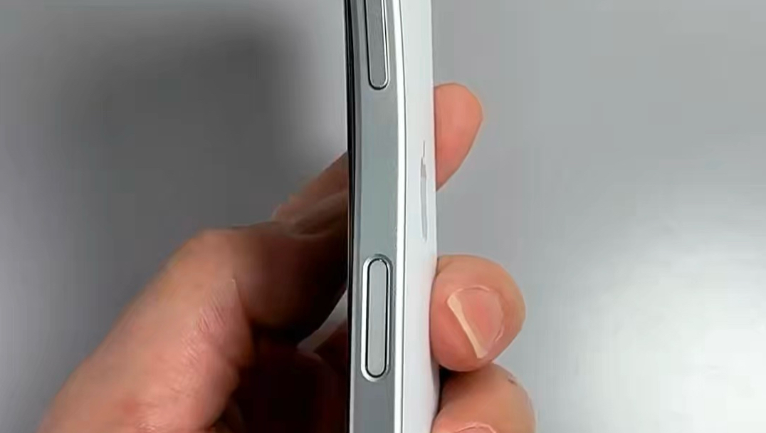 iPhone17这么容易弯曲吗?日常正常使用不会轻易弯;但放后口袋猛坐、强压,有弯的风险哦!