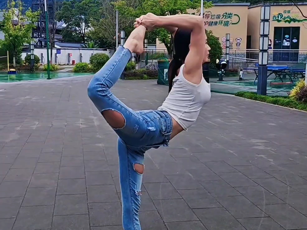 穿破洞裤练瑜伽，这柔韧性你是认真的吗？