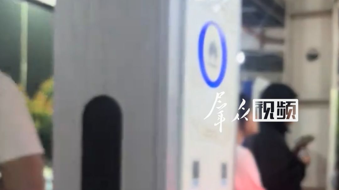 湖北一高速服务区充电要“取号排队”，车辆充电至80%必须离场，车主：国庆人流量多，机器顶上自动设置限流，现场有人指挥交通，秩序挺好。