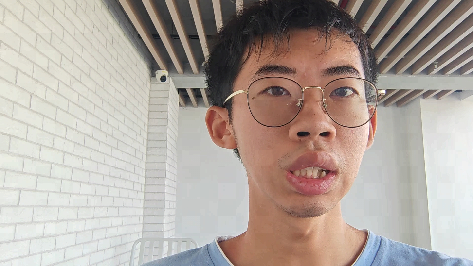 《两个丢伞的倒霉蛋儿》