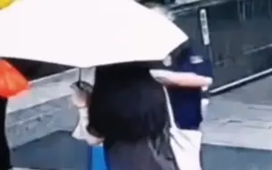 Download Video: 消防员出地铁口遇大雨，等待雨停时走来一位热心姑娘，“终于我也能帮你们一次了”