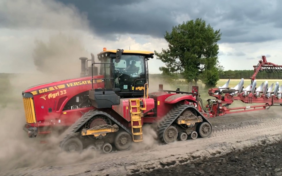 加拿大versatial520dt大马力铰接式拖拉机犁地作业