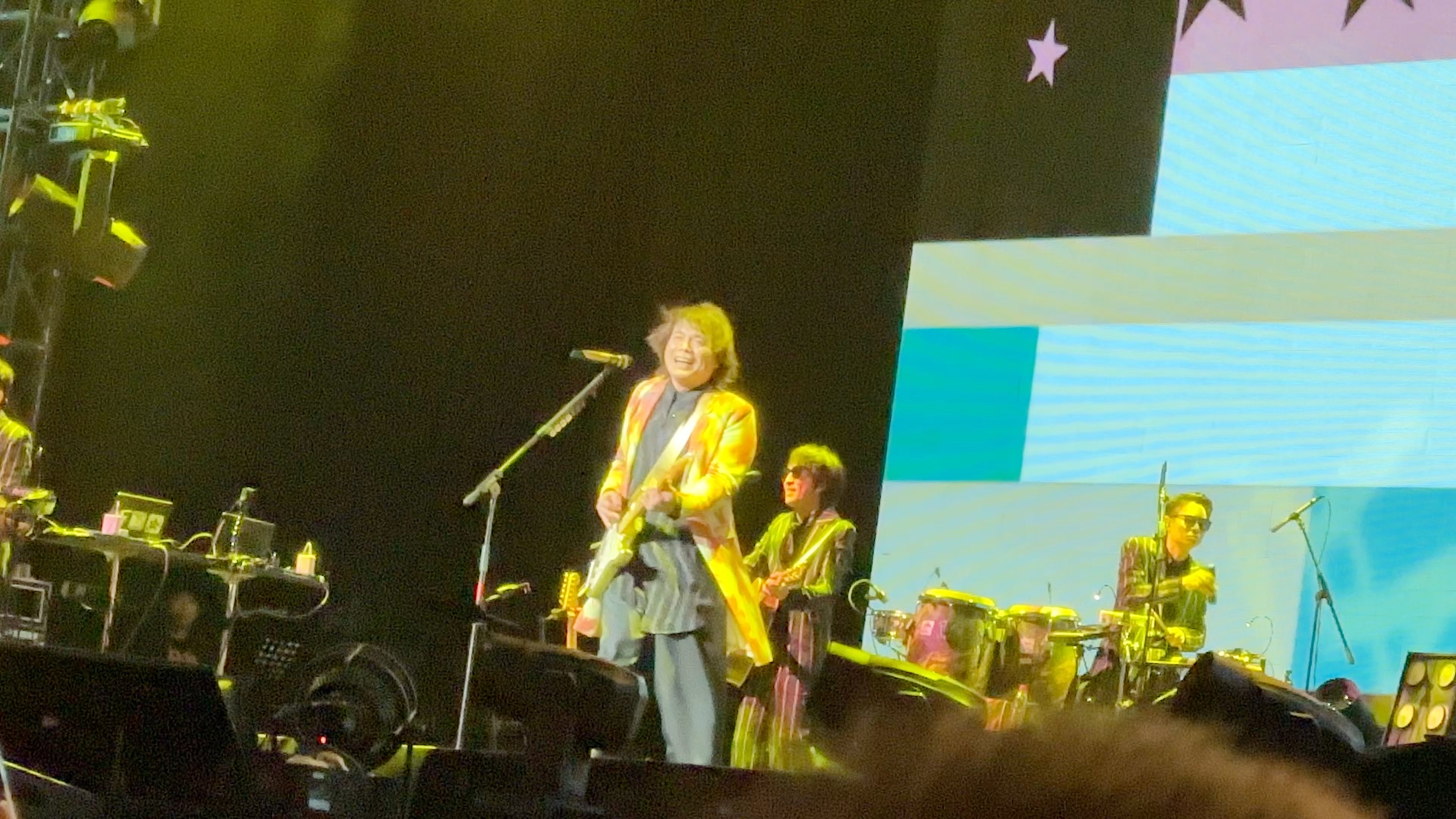 伍佰大哥魔性大发 号令歌迷高歌一曲《被动》