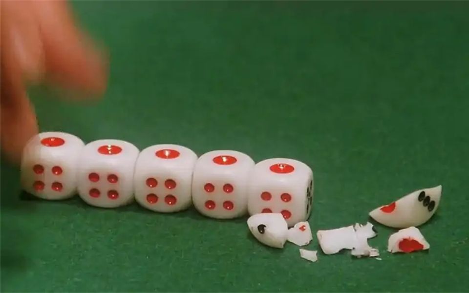 赌神太厉害了,对方摇骰子都摇到5点,他竟然把骰子摇4点