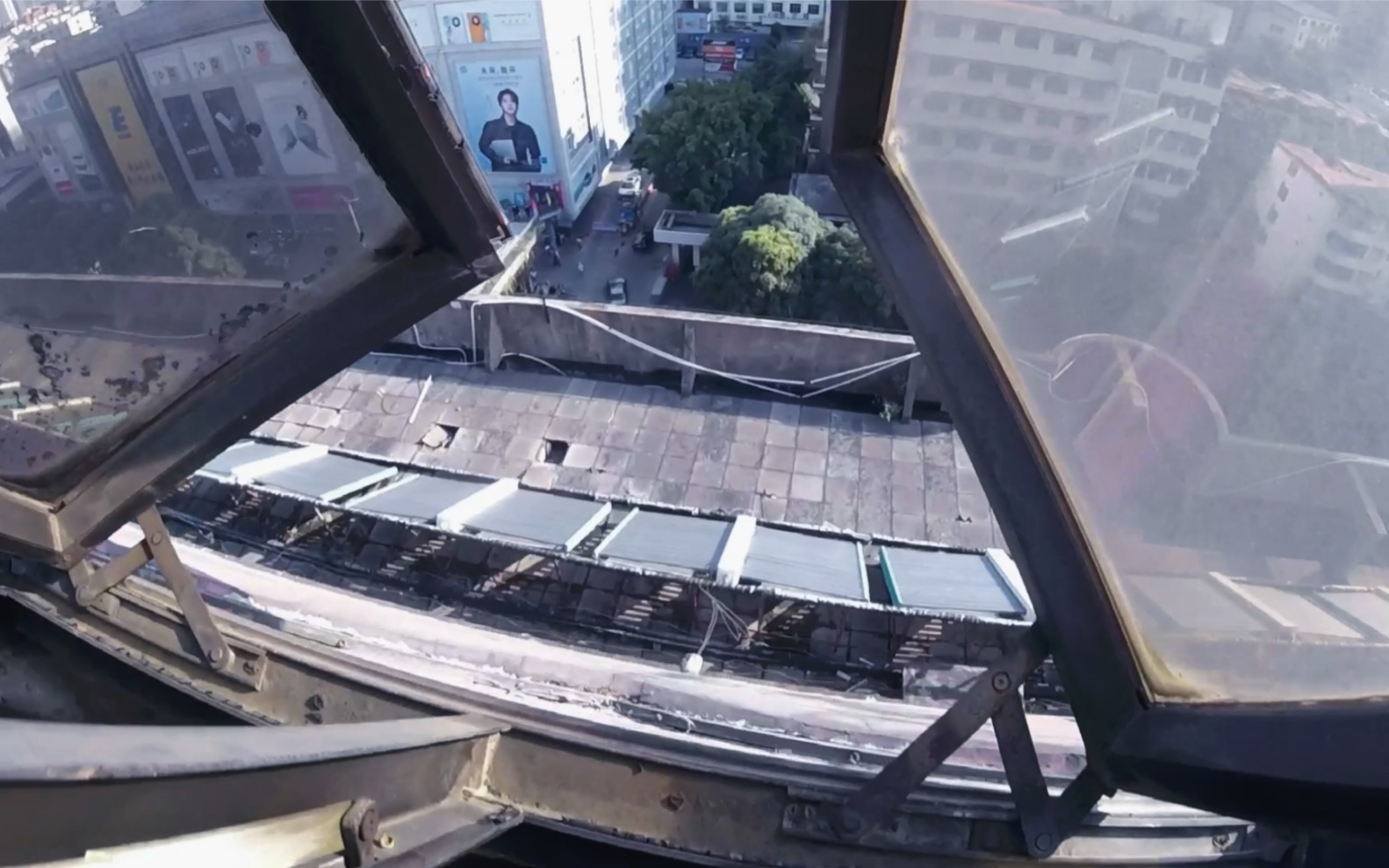 城市探险闹市区中的废弃酒店完整探索