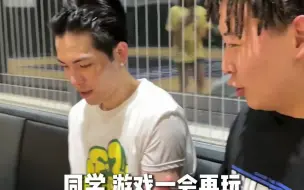 Descargar video: 陈一帆和萧敬腾的单挑！打篮球，最怕的一句话是：“我不太会打”！