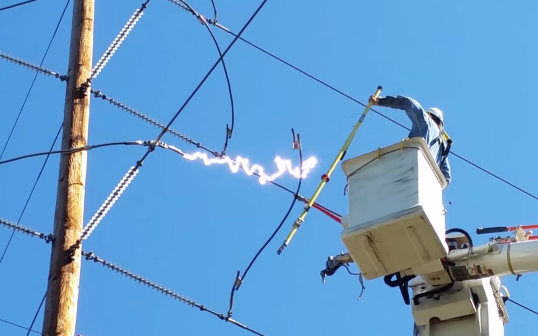 115千伏高压电线剪断瞬间火花四溅!