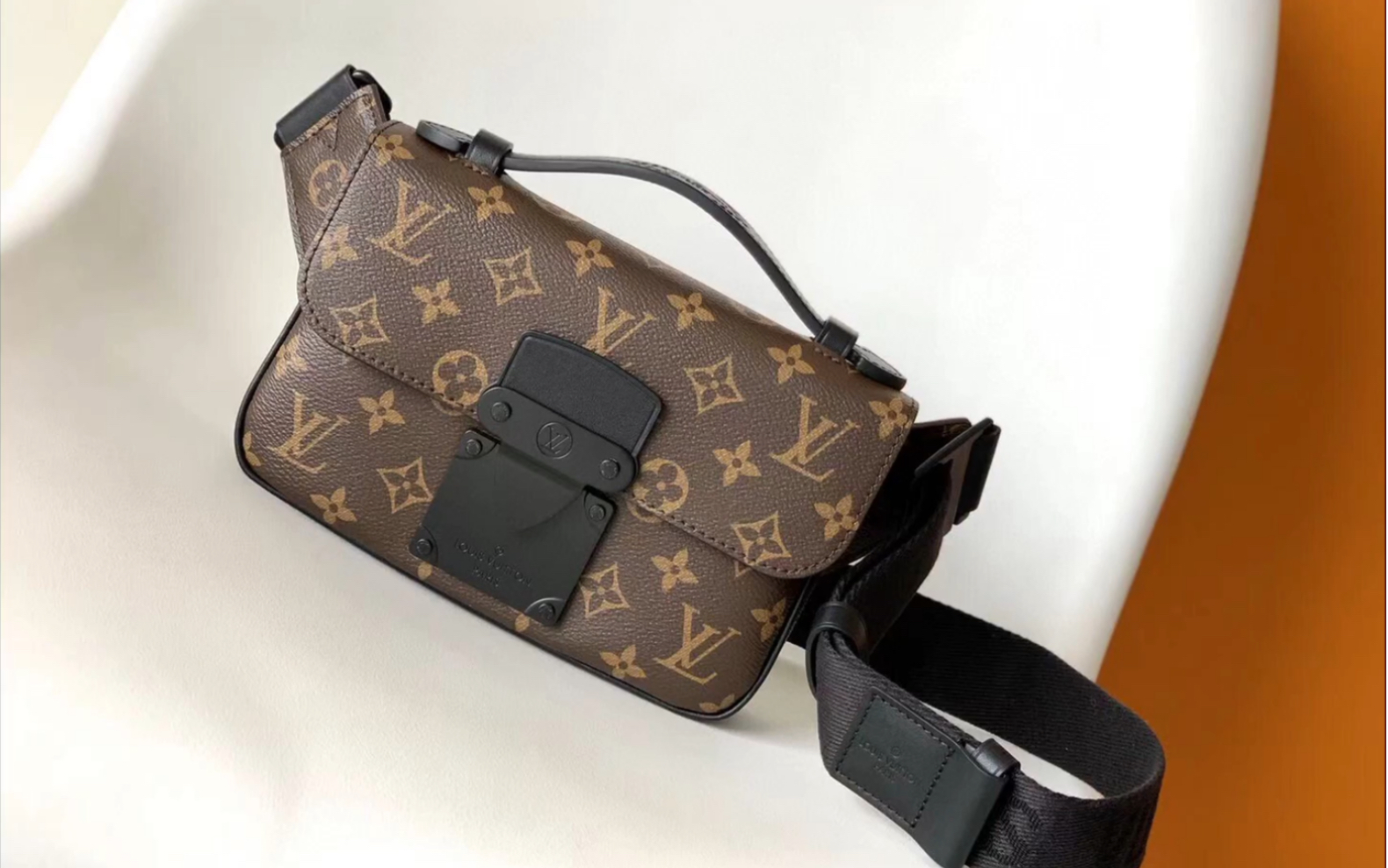 介绍一下高仿lv路易威登m45864 m45807此新款 s lock sling 手袋配有