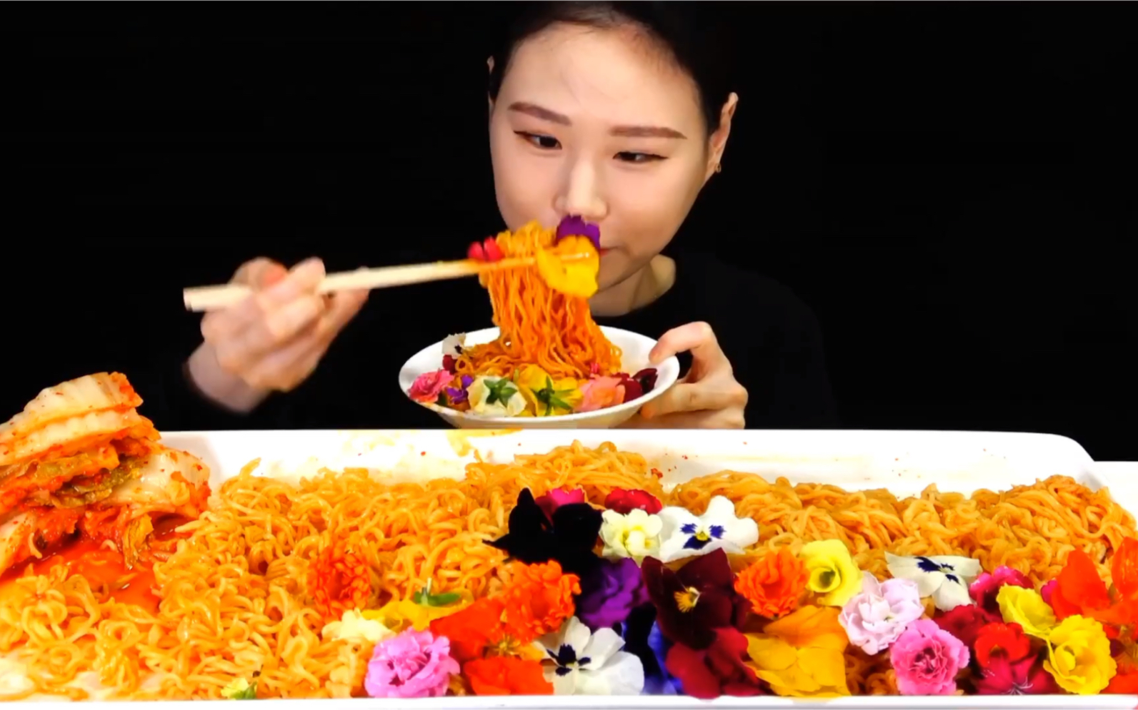 吃播剪说话fran卡妹鲜花和方便面一起吃咀嚼音食音吃饭韩国大胃王