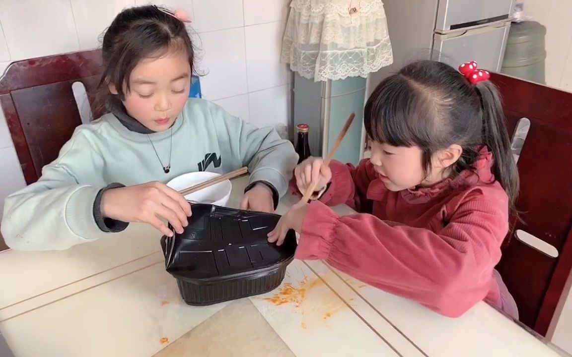 晴宝和静宝吃自热小火锅,辣的过瘾辣的酸爽,最后才想起放芝麻酱