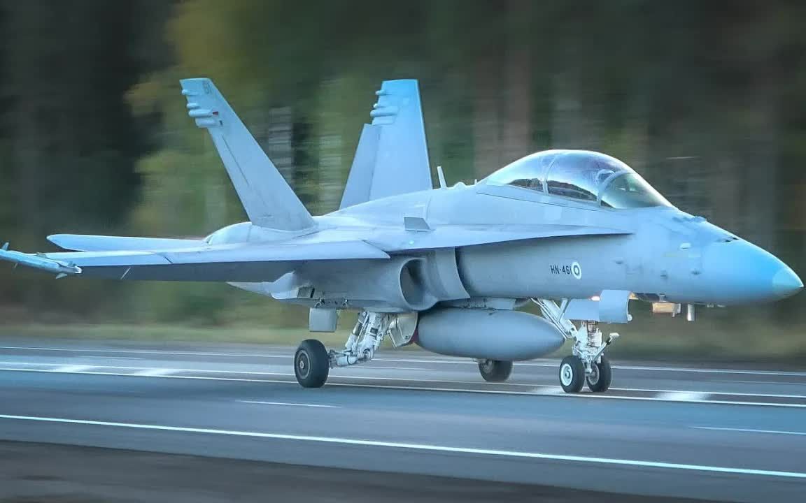 芬蘭空軍f/a-18d大黃蜂戰鬥攻擊機公路起降