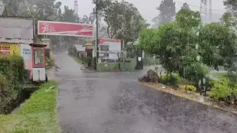 Download Video: 在超级暴雨和雷声中漫步，大雨适合睡觉和放松，时长三小时。