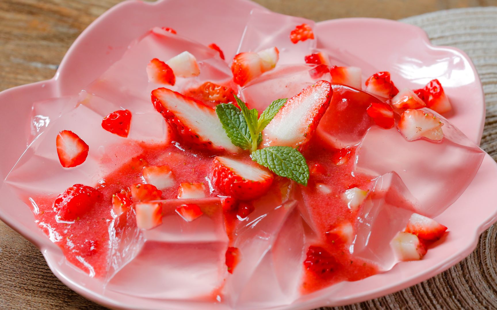 酸甜可口的草莓冰粉,晶莹剔透,吃一口就幸福感爆棚_哔哩哔哩 (゜-゜)