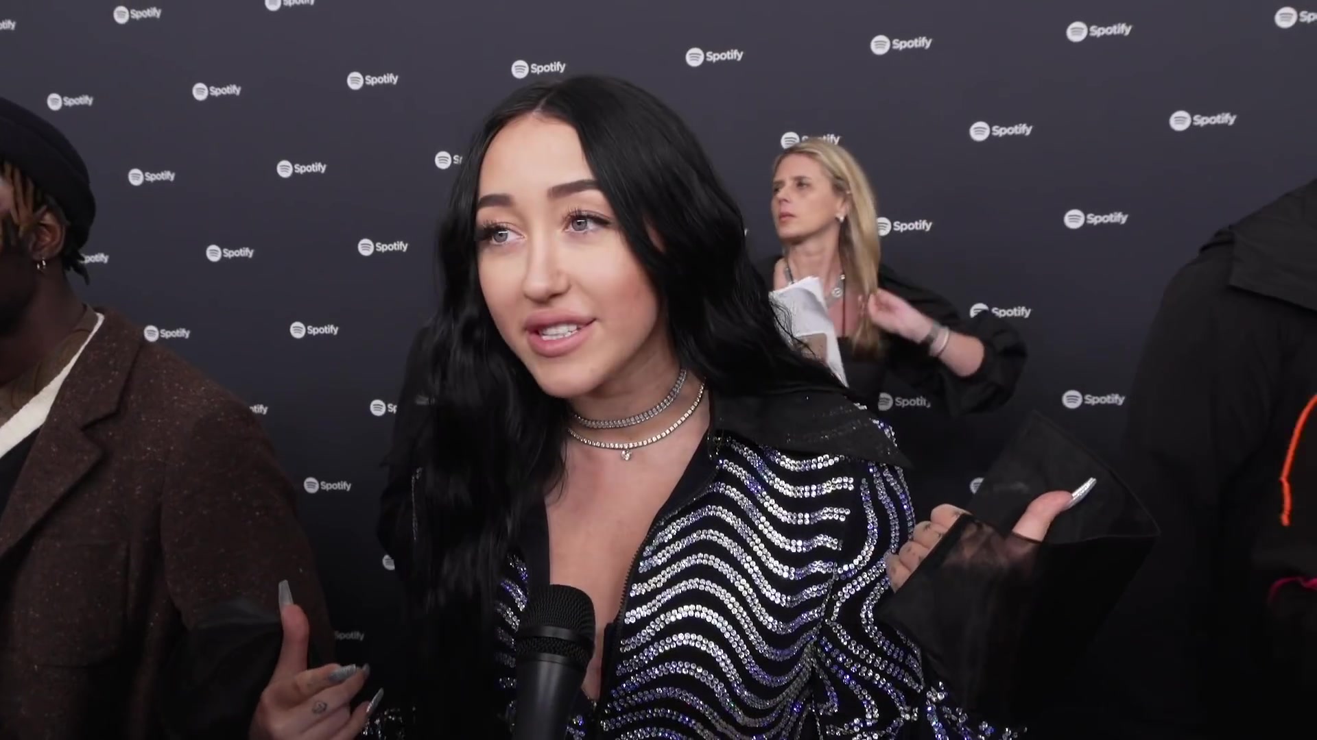 【最新欧美中字】miley cyrus 妹妹 noah cyrus,称自己从小活在和姐姐