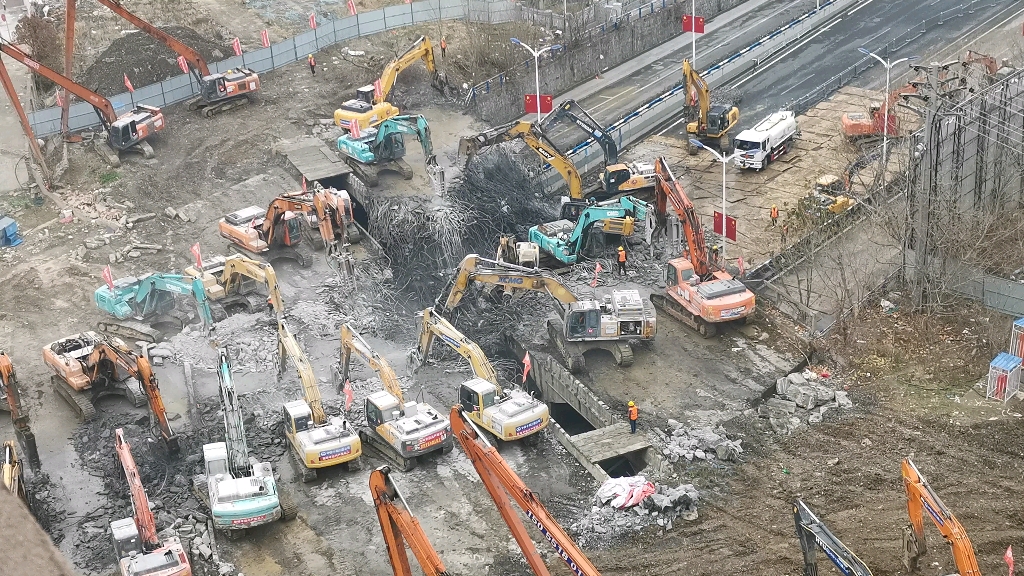 19台大型挖掘机同时拆除废弃桥梁