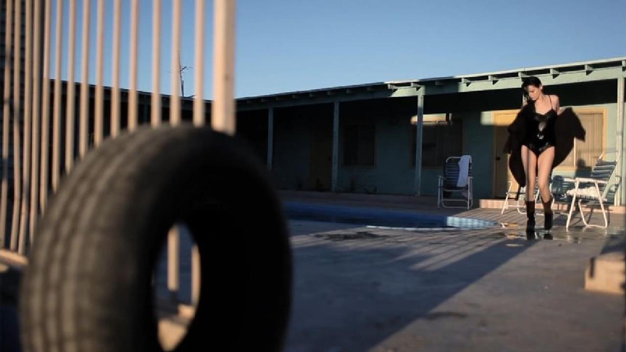 恐怖片《橡皮轮胎杀手》:废弃轮胎偷窥少女洗澡,还妄想统治世界