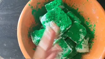 Video herunterladen: Bucket of dyed gym chalk topped  green  Holi colour