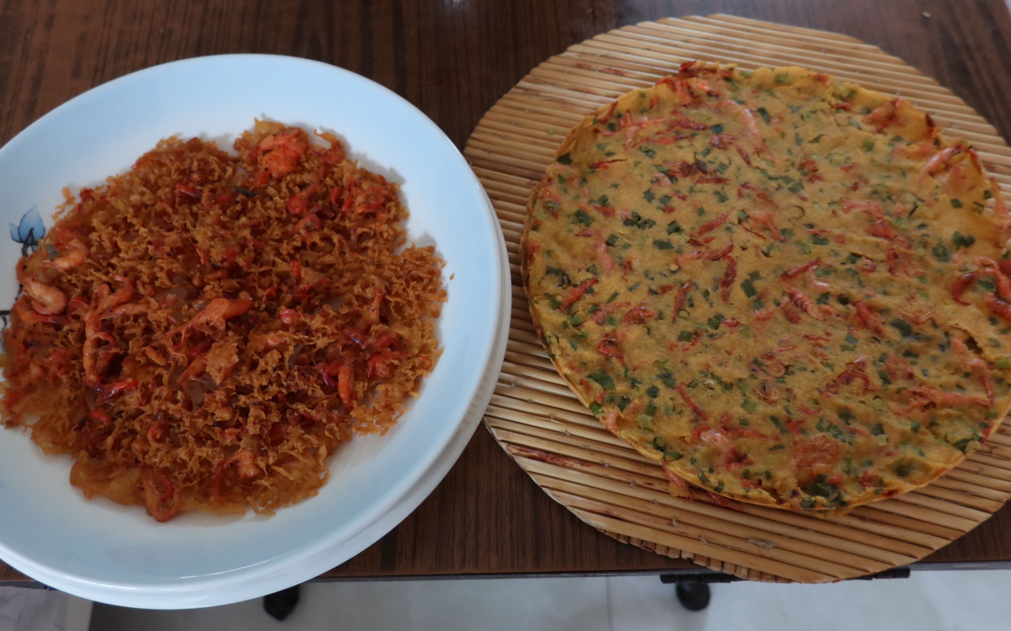 雄安新区白洋淀特色美食,小虾烀饼和炸虾,酥脆可口,妈妈的味道