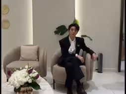 王源嫉妒死王俊凯了！王俊凯现在商演通告接不停，就剩自己跟个傻子一样，只能靠翻白眼提升演技！