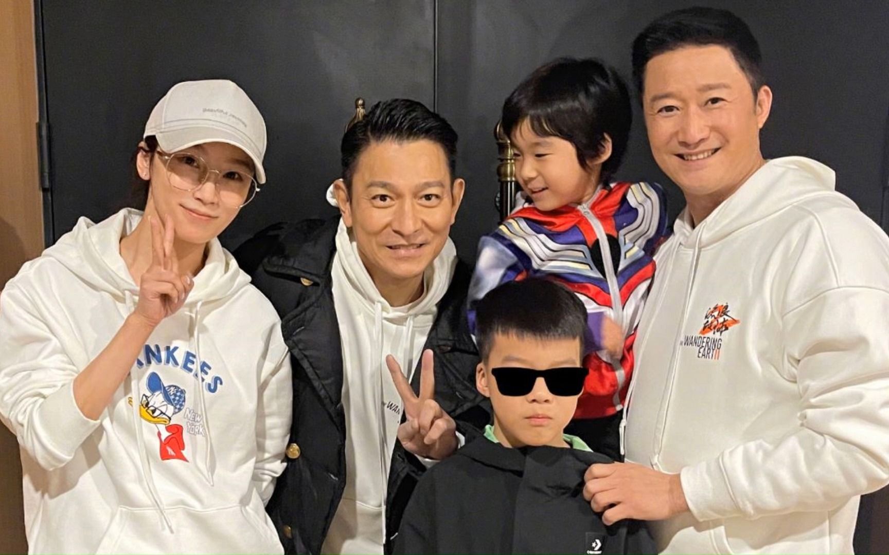 谢楠晒全家与刘德华合影,吴所谓表情好酷,吴虑暗戳戳打算亲偶像