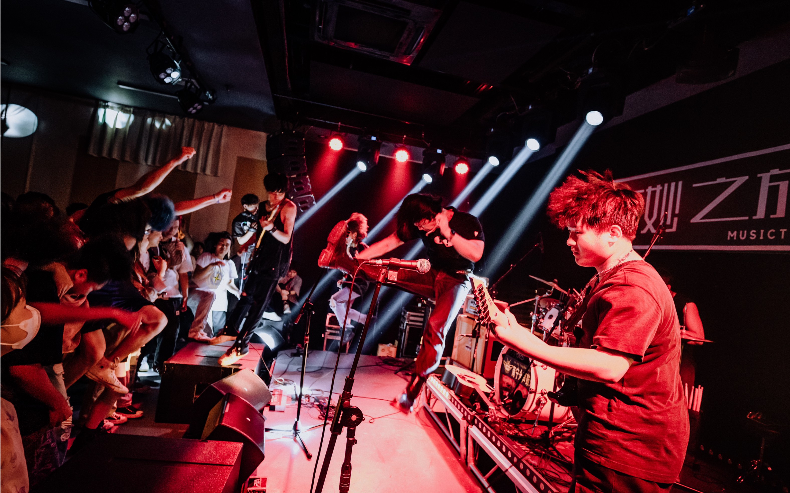 草乐队cover 扭曲机器 没人给你面子 主唱唱到一半不小心把主音开关踩