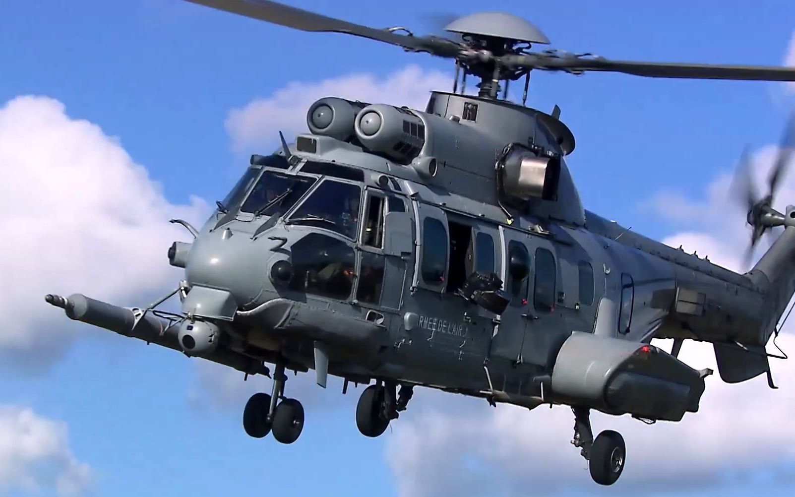 法国卡佐空军基地黑暗沙丘直升机空中加油演练