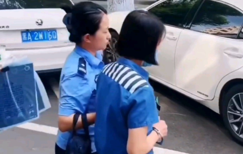 手铐脚镣加身,美女活成别人的反面教材!