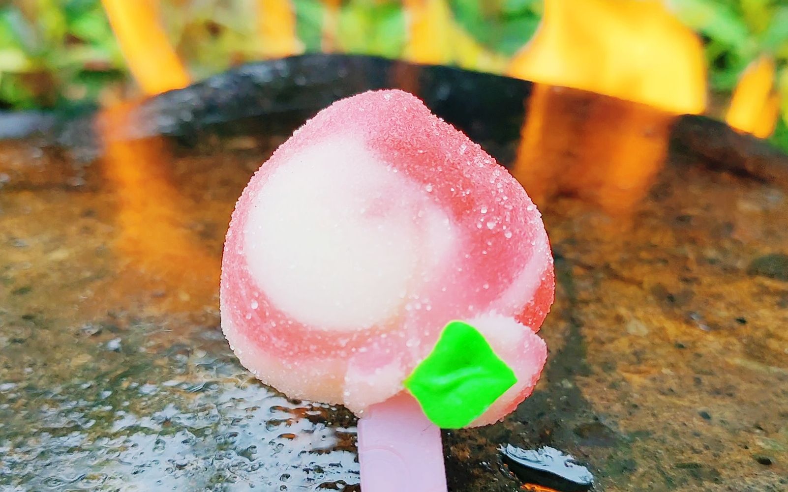 1.5块钱买颗"水蜜桃"棒棒糖,放石头上烤,没想到烤的这么好吃