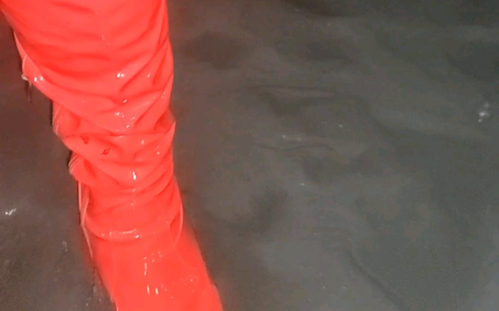 红色高跟靴踩泥