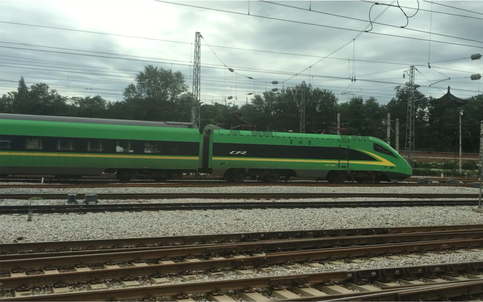 【中国铁路】北京西发出后超过cr200j垃圾桶的z49次