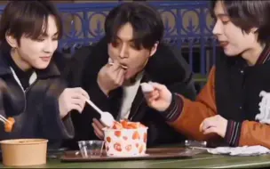 Descargar video: hybe男爱豆进食图鉴