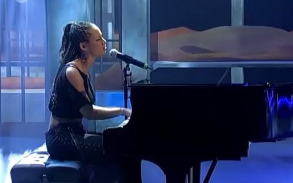 [图]【刚出道的枪姐】Alicia Keys - Fallin' (Live 2001.11.17 Wetten Dass)