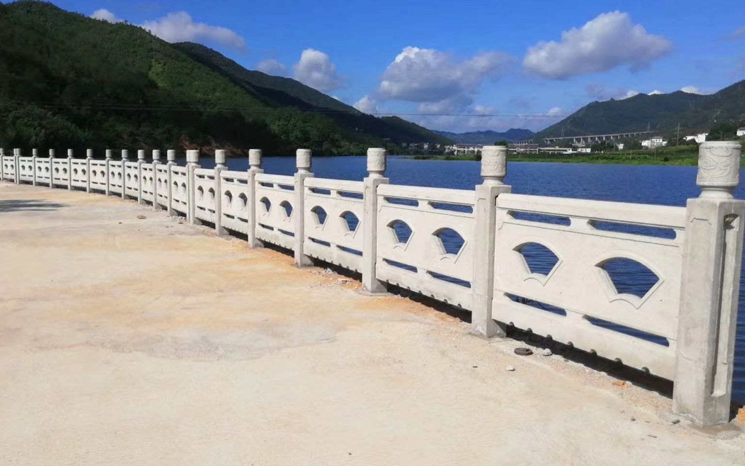 江西仿石扇形栏杆河道安装,水泥制作汉白玉雕花护栏像极了