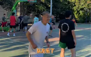 Video herunterladen: 关于六十岁大爷告诉年轻人篮球该怎么打这件事