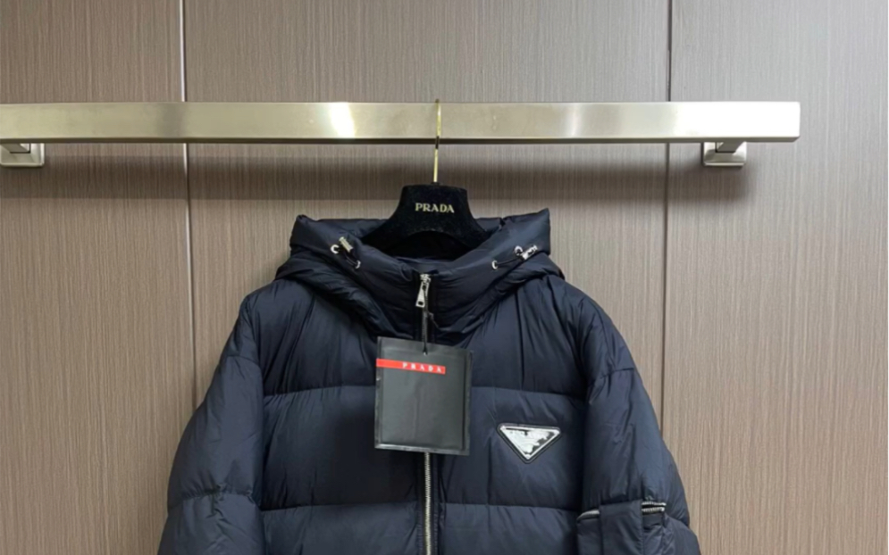 prada普拉达高仿2023fw羽绒服拉链开合连帽外套