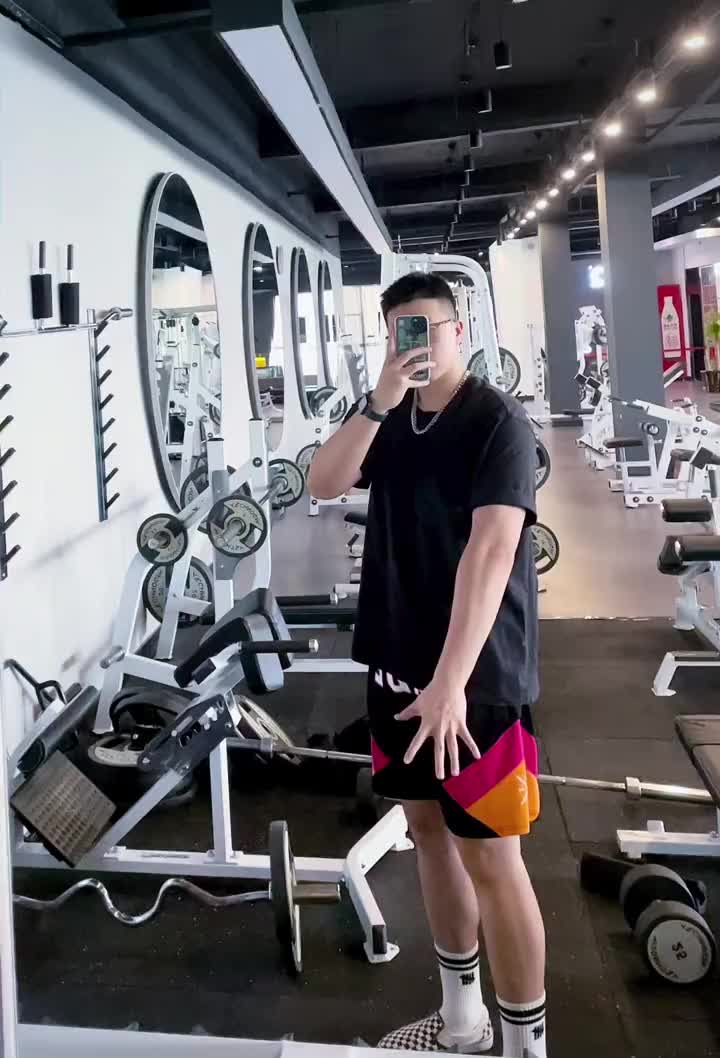 哥们夏天的时候小臂拉丝真的超酷的好吗健身毫无训练痕迹198减